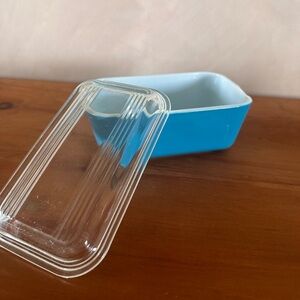 Pyrex Primary Blue Refrigerator Dish 1 1/2 Pint Size with Old Style Lid